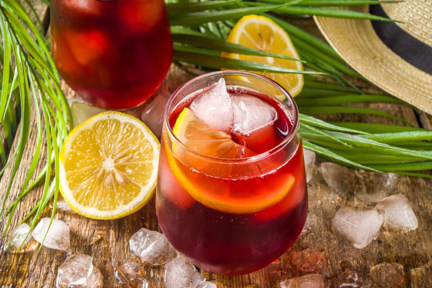 Zur Hälfte Rotwein (jung und fruchtig), zur Hälfte Zitronenlimonade und fertig ist der in Spanien so beliebte Tinto de verano, olé!