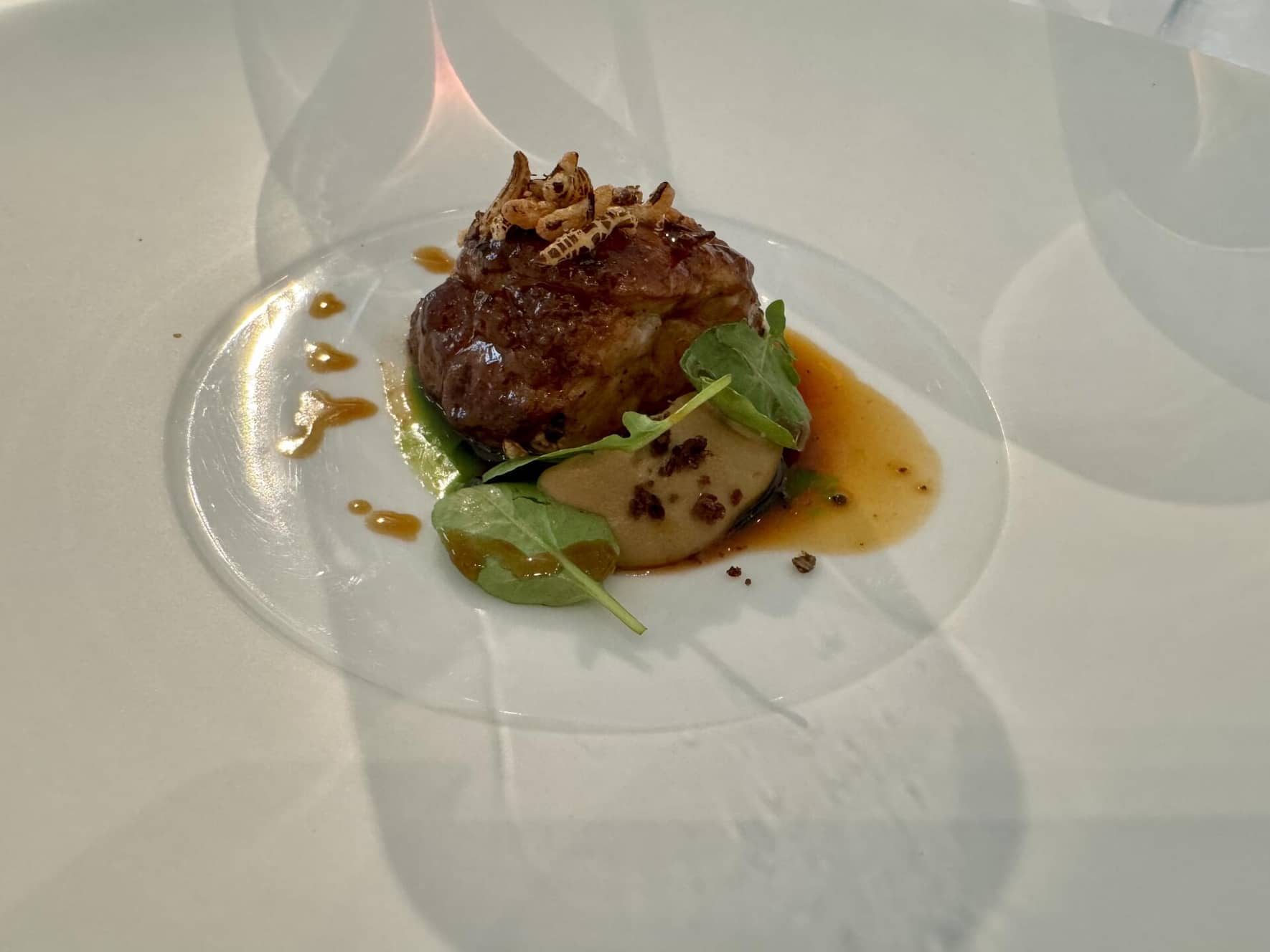 Die raffinierte Küche des Ristorante Orsini in Zürich unterstrich die Grandezza der Weine. Zum gegrillten Kalbsbries mit Auberginen-Crème und knusprig gerösteten Oliven passte die Riserva 2019 perfekt.