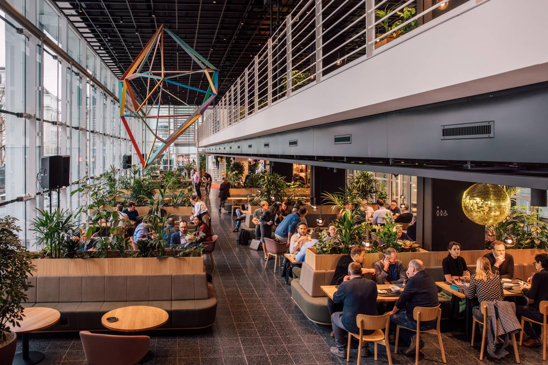 Nexus_Die grosse Fensterfront durchflutet den Raum mit Tageslicht (c) David Biedert Photography.jpg