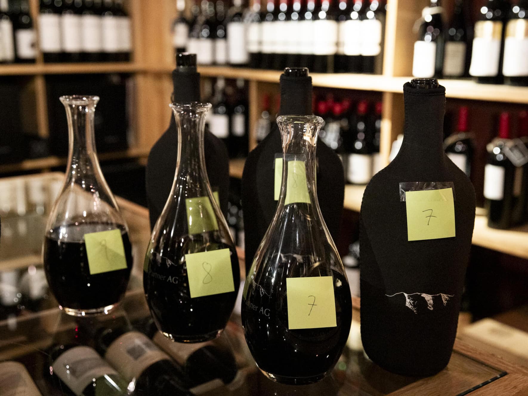 Für die Blindverkostung wurden die Weine abgedeckt und wenn nötig dekantiert.