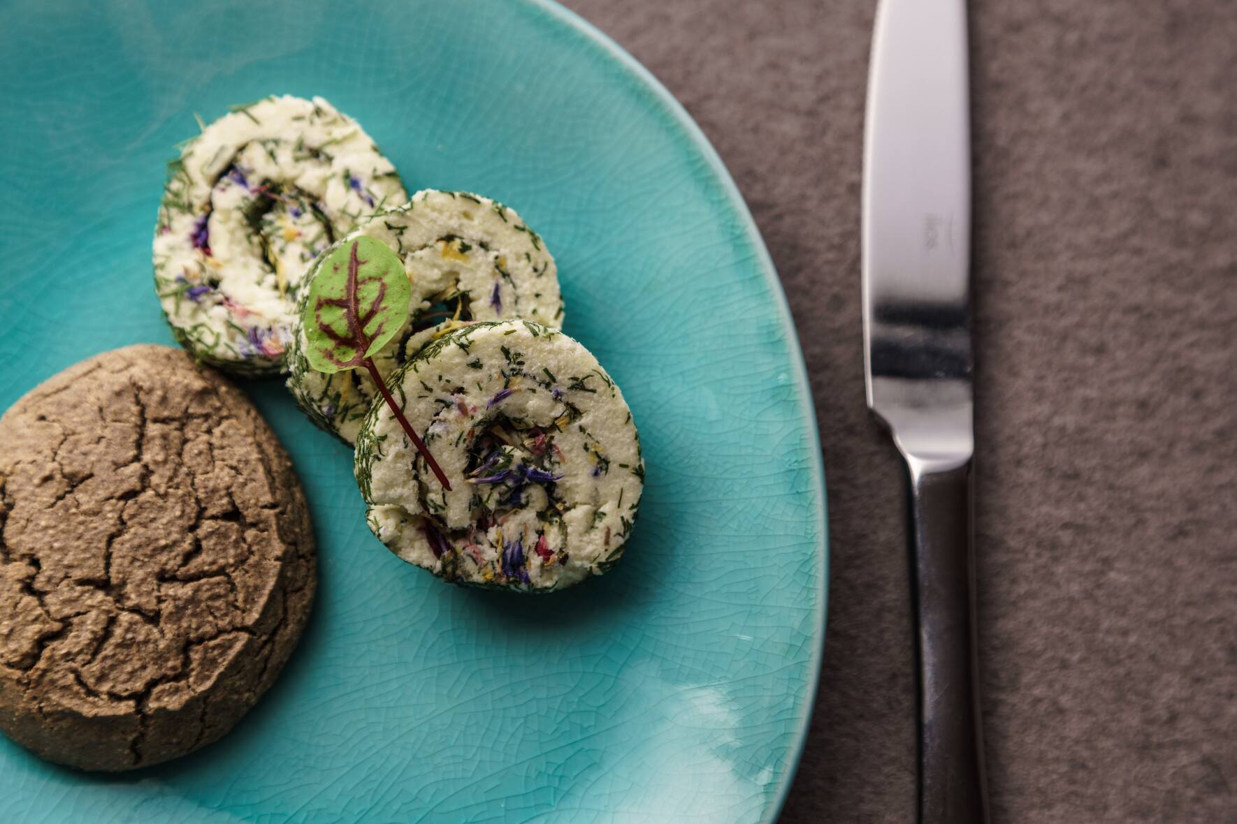 Das Essen ist gut im Restaurant des Hotels. Aber es ist kaum je genug, um satt zu werden. Im Bild das glutenfreie Buchweizenbrot, das auch «Kautrainer» genannt wird.
