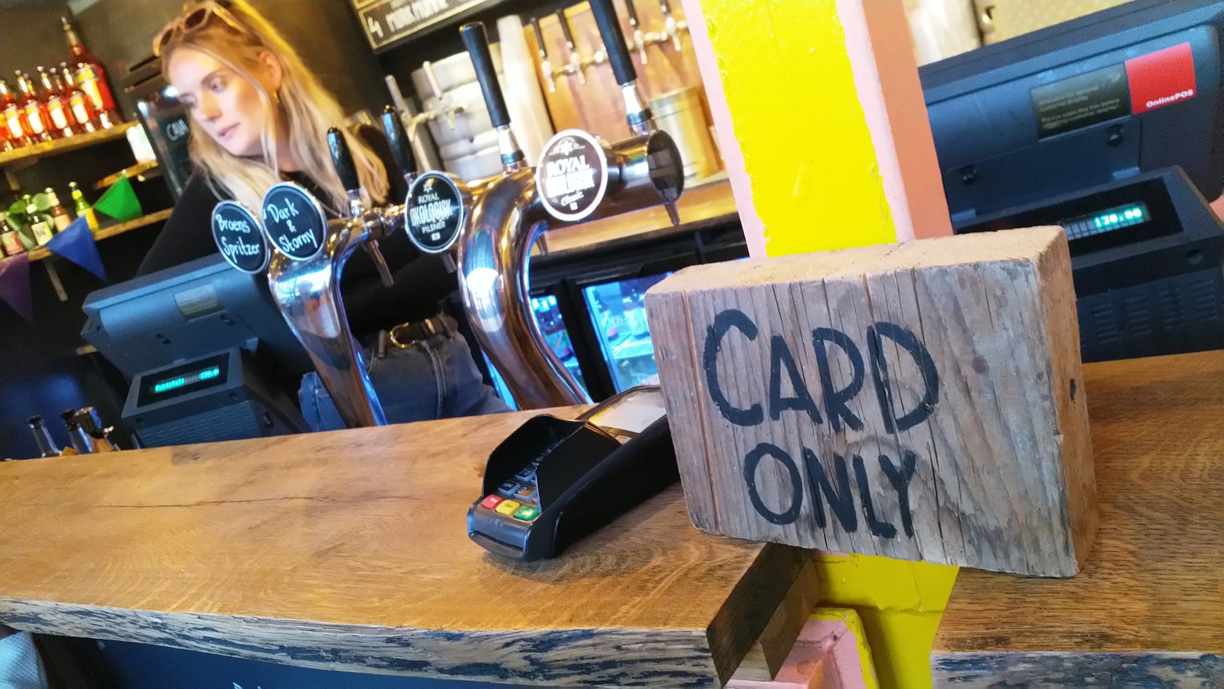 Eine Bar in Kopenhagen: Hier kann nur mit Karte bezahlt werden