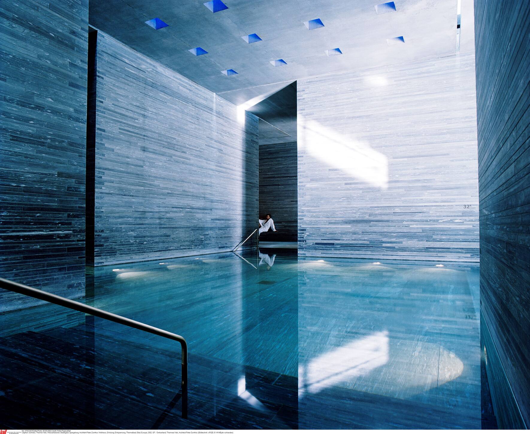 Schweiz, Therme Vals, Wasserbecken, Badegast, Spiegelung, Architekt Peter Zumthor, Wellness, Erholung, Entspannung, Thermalbad, Bad, Europa, 2002, QF; - Switzerland, Therme Vals, Architect Peter Zumthor, spa, water, thermal springs, wellness, pool, baths, Europe 2002; (Bildtechnik: sRGB, 61.44 MByte vorhanden) (KEYSTONE/LAIF/Peter Rigaud/laif )
