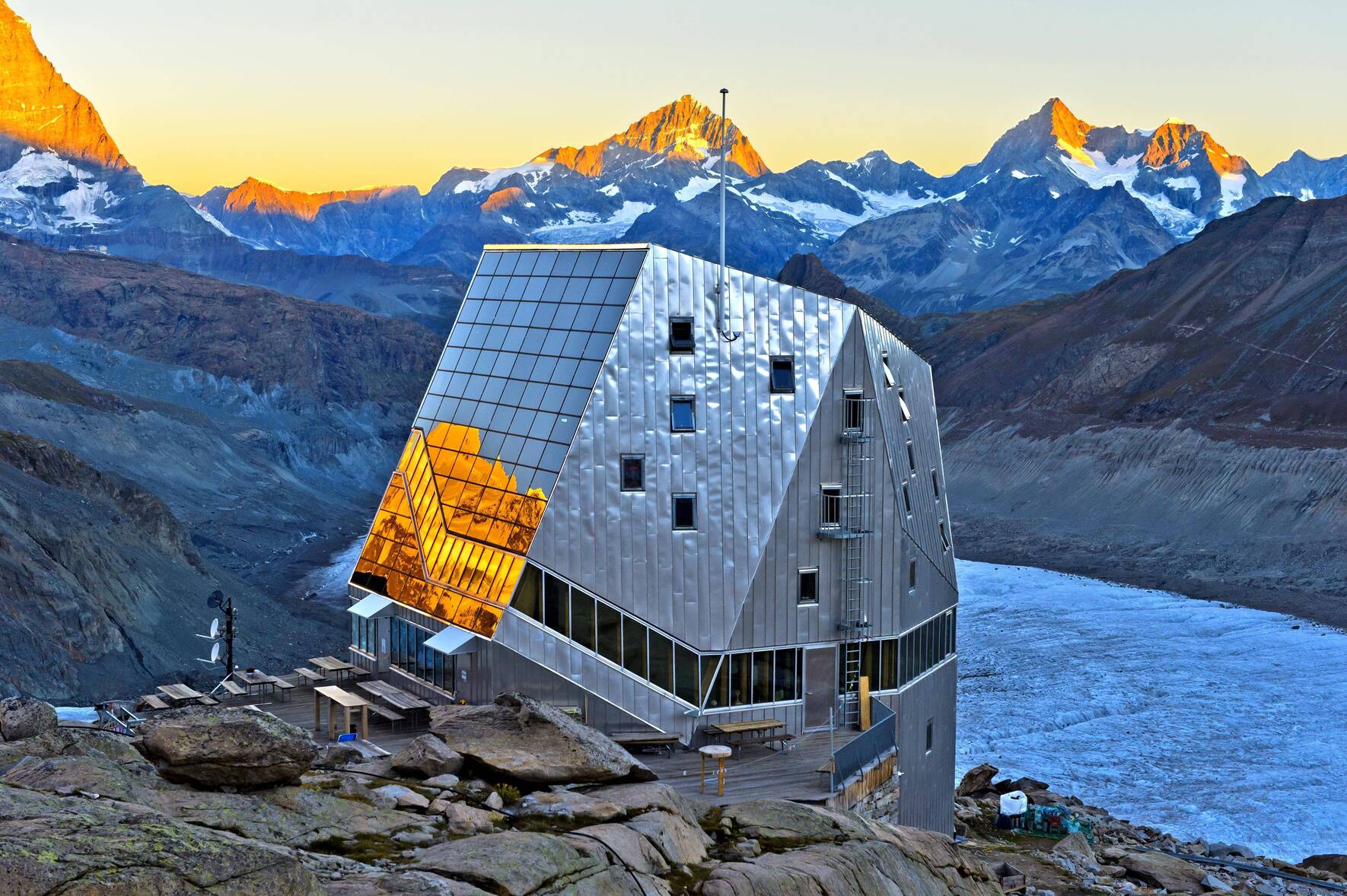 Bilder der Erde Morgendämmerung an der Monte-Rosa-Hütte, hinten Gornergletscher, Zermatt, Wallis, Schweiz, Europa Copyright: imageBROKER/GuenterxFischer iblgva04528583.jpgImages the Earth Dawn to the Monte Pink Hut rear Gornergletscher Zermatt Wallis Switzerland Europe Copyright image broker GuenterxFischer iblgva04528583 JPG Bitte beachten Sie die gesetzlichen Bestimmungen des deutschen Urheberrechtes hinsichtlich der Namensnennung des Fotografen im direkten Umfeld der Veröffentlichung!