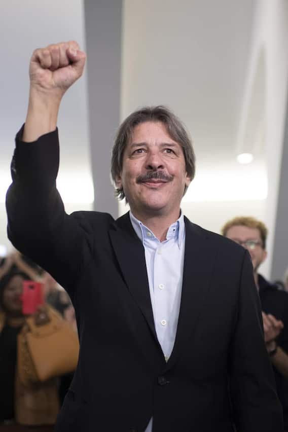 Der wieder gewaehlte Staenderat Paul Rechsteiner (SP) feiert seinen Erfolg, beim zweiten Wahlgaeng fuer die beiden St. Galler Staenderatssitze, am Sonntag, 17. November 2019, in St. Gallen. (KEYSTONE/Gian Ehrenzeller)