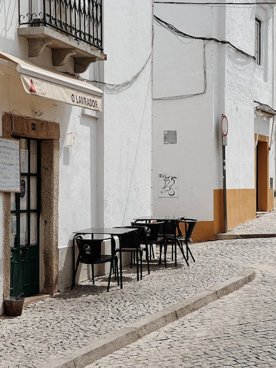 Sobald sich die Sonne zeigt und dieTemperaturen steigen, spielt sich das Leben im Alentejo draussen ab.