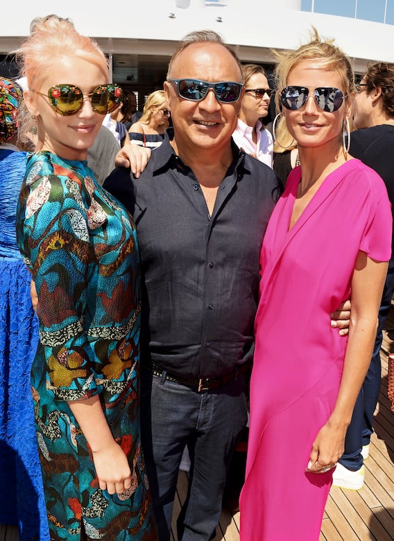 Mit seinem Studienkollegen Len Blavatnik (im Bild mit Musikerin Callin Russo und Ex-Model Heidi Klum), der damals schon längst Multimillionär ist, ergreift Vekselberg seine Chancen.