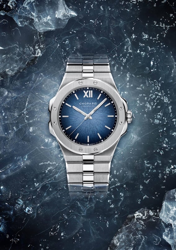 Alpine Eagle Platinum
Chopard erweitert seine Sportuhrenkollektion Alpine Eagle um eine Platinversion, die dasultraflache 41-XP-Gehäuse mit einem neu geformten Armband kombiniert. Preis auf Anfrage.
