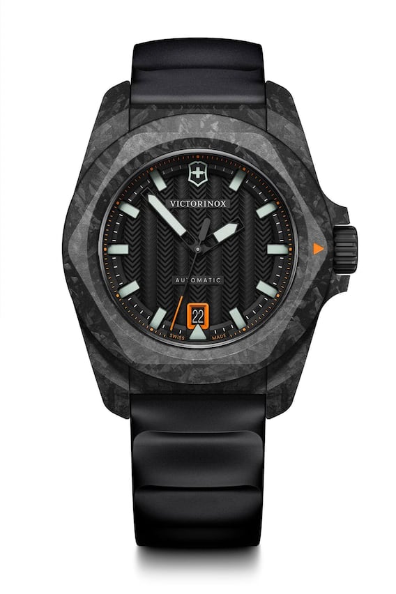 Gehäuse: 41 mm, Edelstahl oder Carbon Werk: Sellita SW 200-1 Preis: 995 bis 1295 Fr.