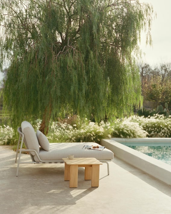Leichte, weich ­gepolsterte Betten wie die Liege «Settle» sind ideal für die Siesta, das Sonnenbaden oder einige Lesestunden. www.muuto.com