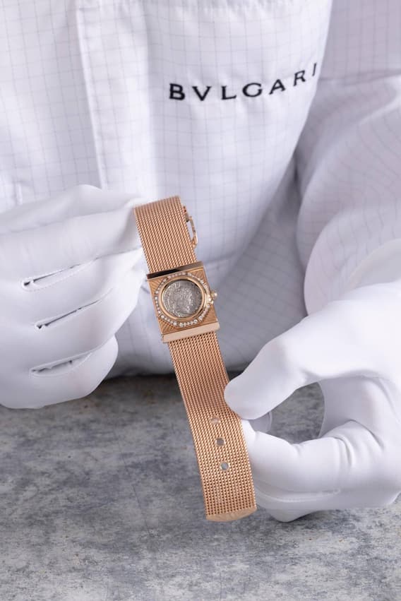 Bulgari präsentiert an der LVMH Watch Week 2026 in Genf einen neu interpretierten Klassiker. Die Maglia Milanese Monete Secret zeigt eine antike Münze mit Kaiser Caracalla aus Roségold.
