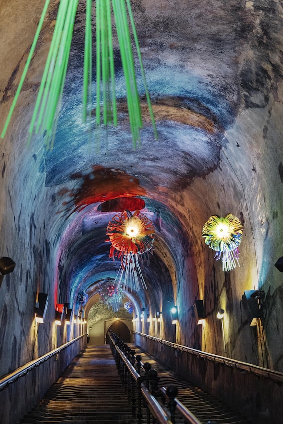 In den 18 Kilo­meter langen Weinkellern der Maison Pommery wird heutzutage zeitgenössische Kunst ausgestellt.
