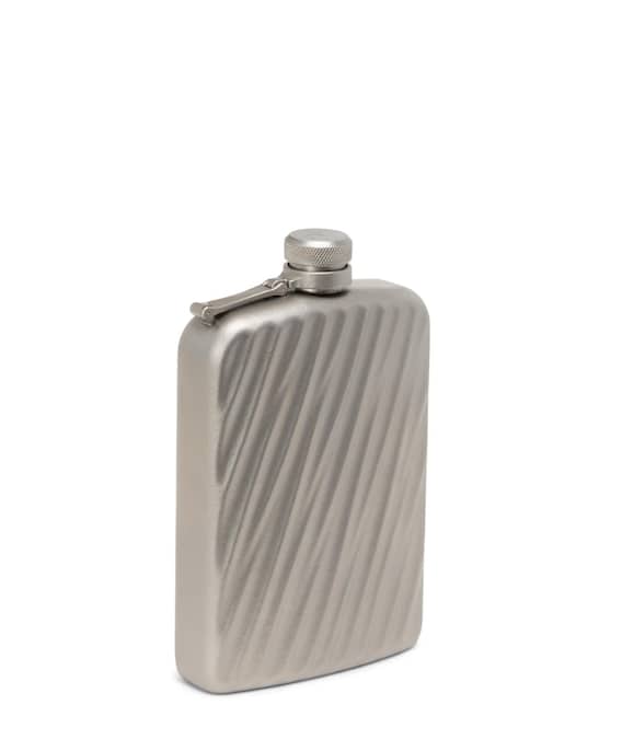6 Flachmann aus Titan für 177 ml von Tumi, 270 Fr.