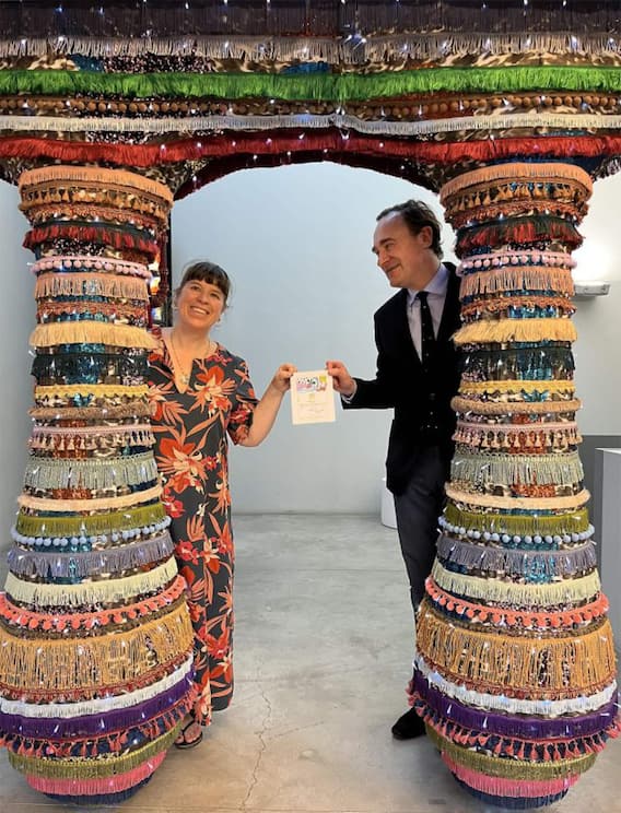 Künstlerin Joana Vasconcelos und Julien de Beaumarchais de Rothschild, Miteigentümer von Château Mouton-Rothschild, bei der Präsentation der Künstler-Etikette für den Jahrgang 2023.