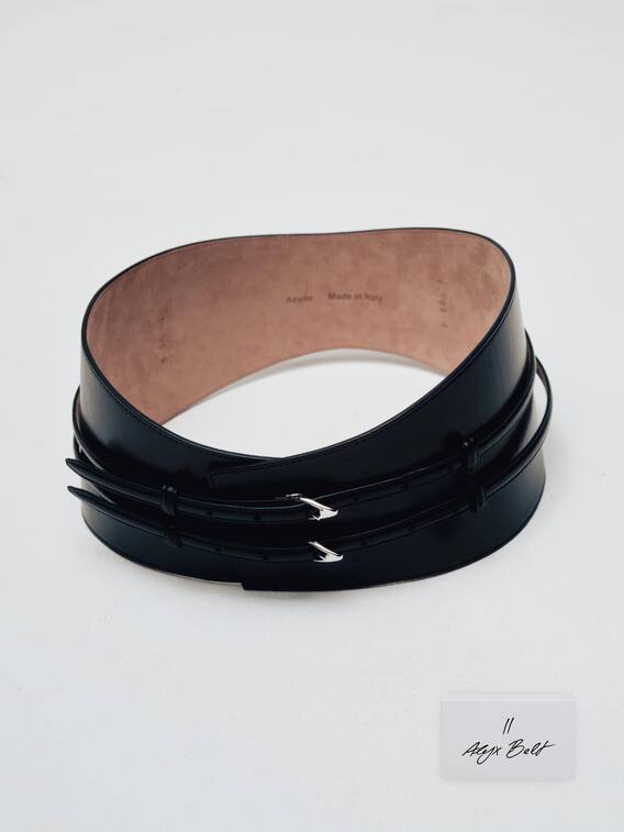 Ledergürtel Alyx aus der Aeyde-Capsule-Collection «X», inszeniert vom Fotografen Michele Di Dio.