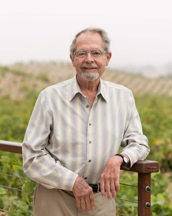 Paul Draper, Jahrgang 1936, prägte die Ridge Weingüter Monte Bello, Lytton Springs in Sonoma sowie Paso Robles als Chief Winemaker von 1969 bis 2016. Er erkannte das Potenzial pazifischer Kühle für eine perfekte Frucht und setzte auf Weine aus Einzellagen. Der emeritierte Ausnahme-Önologe gehört als Verwaltungsratsmitglied nach wie vor zum Ridge-Team.
