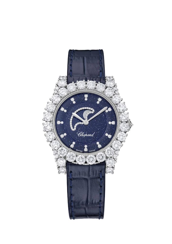 Chopard
Die weissgoldene Automatikuhr L’Heure du Diamant Mondphase zeigt den Mond mit astronomischer Präzision, gerahmt von Diamanten in Kronenfassung.