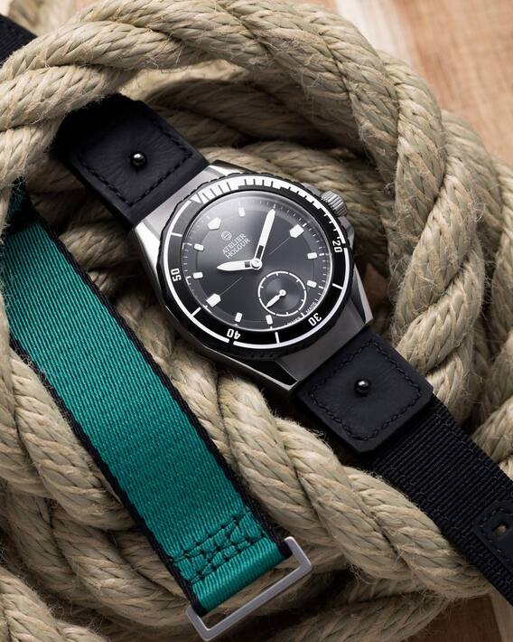Atelier Holgur Frømand: Herausragendes optisches Merkmal der Uhr mit einem Schwarz-Etienne-Kaliber ist aber vor allem der über 20 Minuten reichende grafische Countdown-Balken auf der Lünette, der alle fünf Minuten schmaler wird.