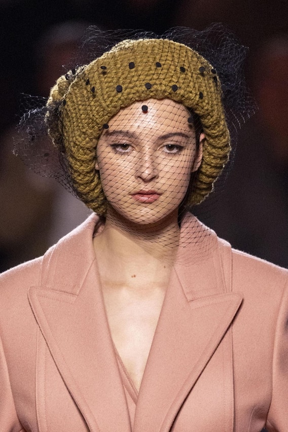 Heritage, cool: Die Mütze mit Tüllschleier ist inspiriert von Adele Casagrande Fendi, die Hüte mit Schleier liebte.