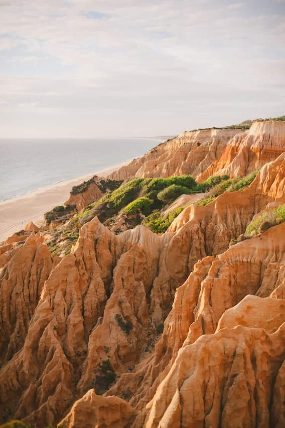 Der Strand Galé-Fontaínhas ist durch bis zu fünfzig Meter hohe rote Felsen geschützt.