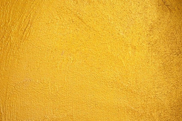 Beton mit Goldfarbe