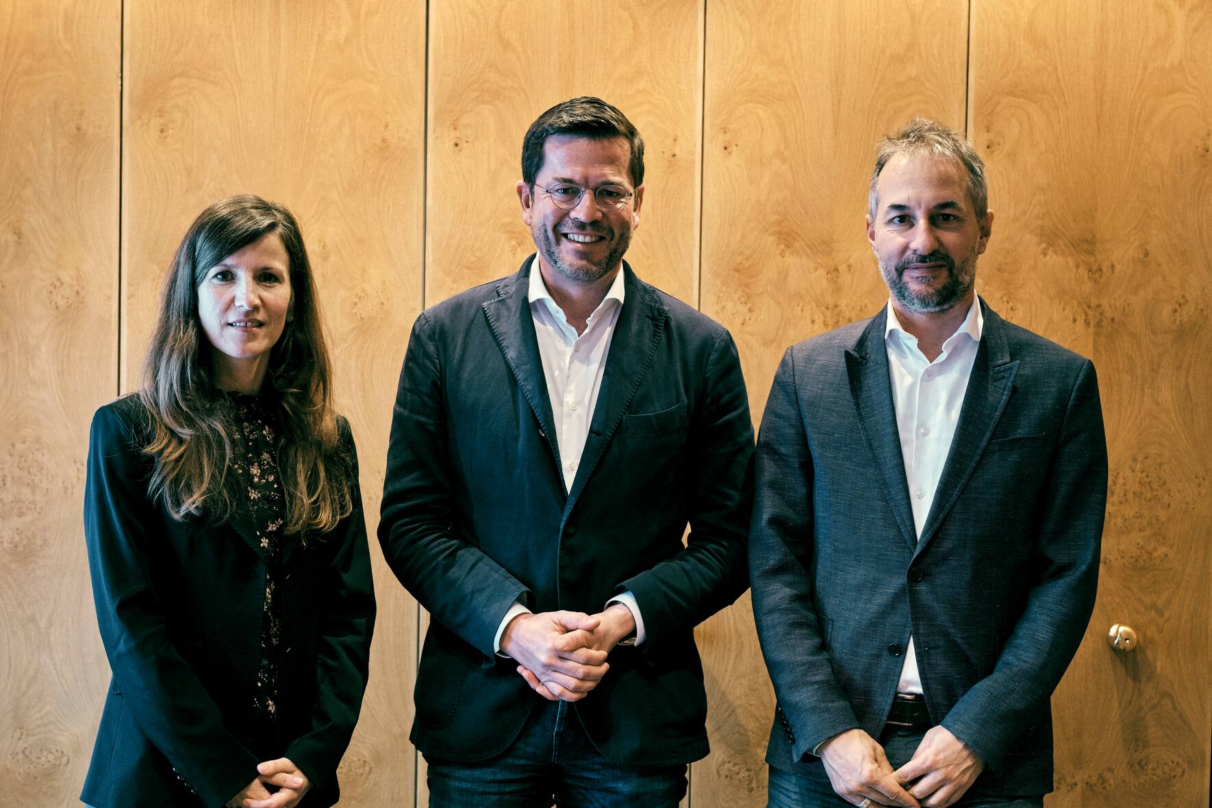 Karl-Theodor zu Guttenberg mit Handelszeitung-Redaktoren Melanie Loos und Marc Badertscher