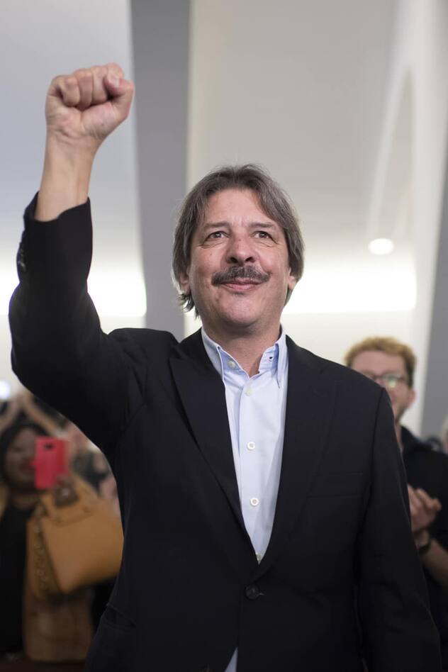 Der wieder gewaehlte Staenderat Paul Rechsteiner (SP) feiert seinen Erfolg, beim zweiten Wahlgaeng fuer die beiden St. Galler Staenderatssitze, am Sonntag, 17. November 2019, in St. Gallen. (KEYSTONE/Gian Ehrenzeller)