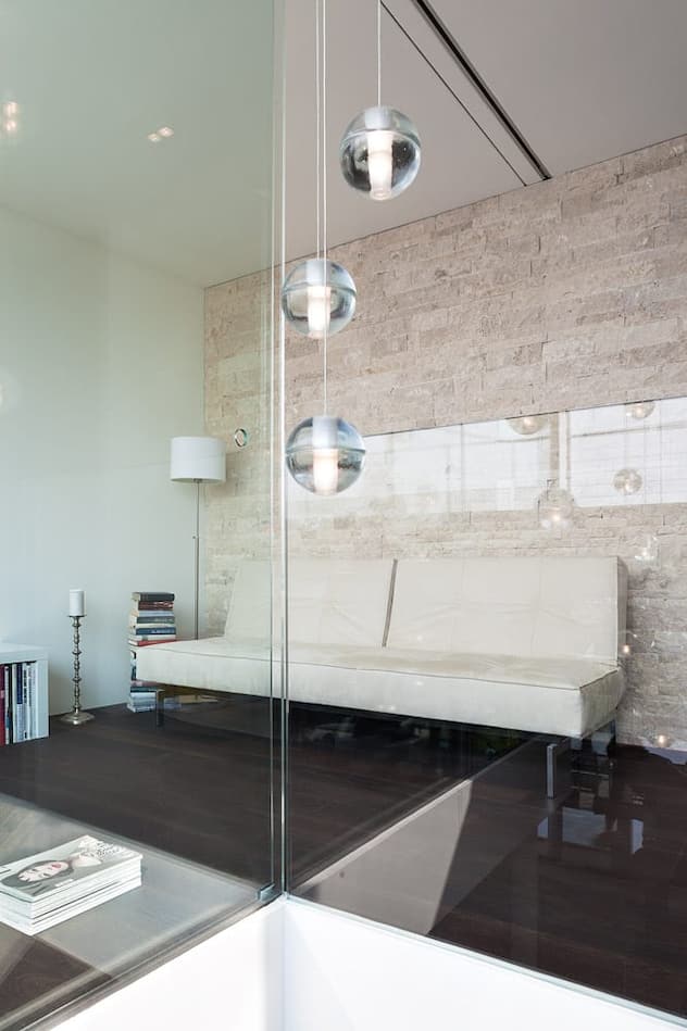 Die Travertin-Mauer des Eingangsbereichs gibt auch der kleinen Lounge mit Arbeitsplatz einen südlich heiteren Charakter.