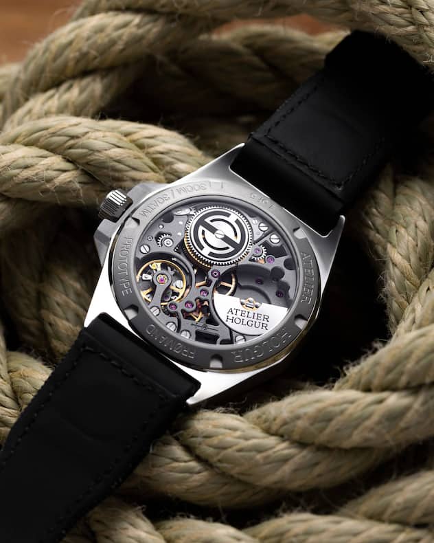 Das Uhrenband ist mittels Velcro-Technik an das Gehäuse fixiert: Das hat Co-Gründer Matthew de Bakker im Designprozess mitbestimmt.