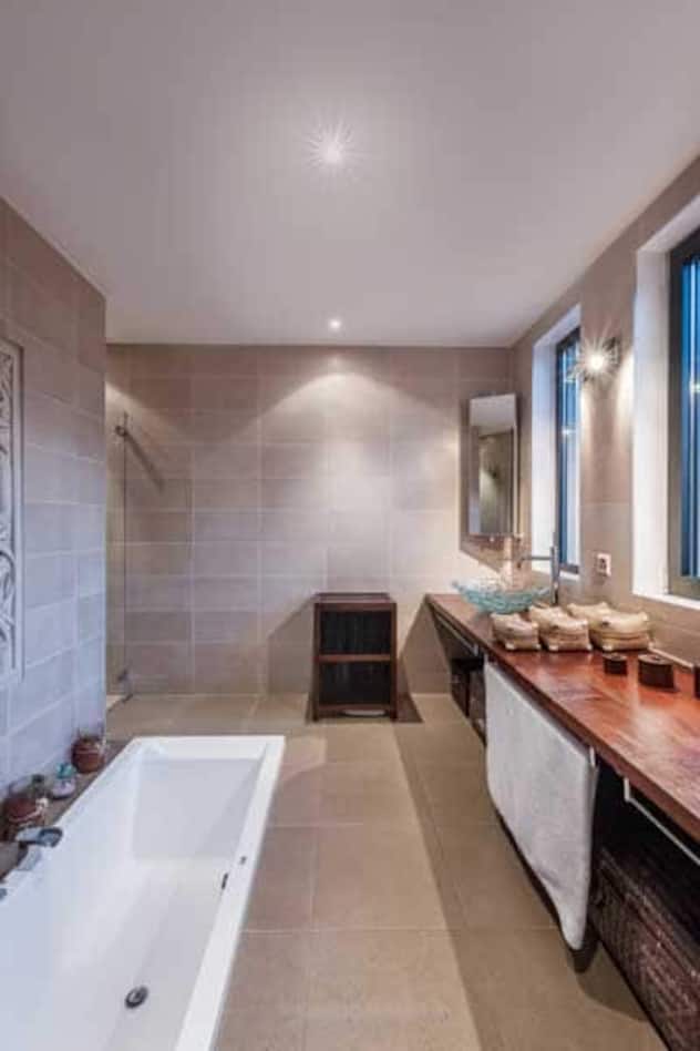 ...als auch zwei grosse Schlafzimmer, welche beide ein eigenes vollausgestattetes Badezimmer und eine grosszügige Garderobe haben.