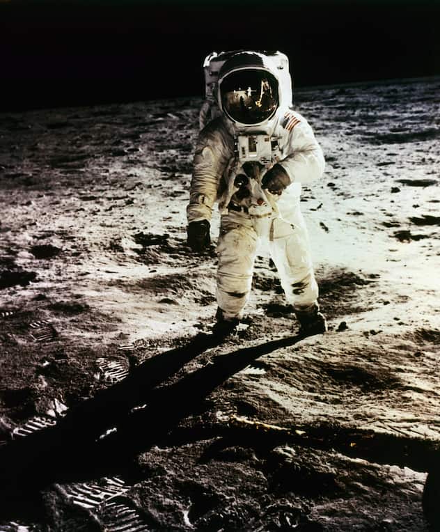 THE MOON - JULY 21: Apollo 11 astronaut Buzz Aldrin (Edwin E. Aldrin Jr.) is photographed by Neil Armstrong as he stands by the lunar module on July 21, 1969 on the Moon. (Photo by Michael Ochs Archive/Getty Images) Mondlandung 1969