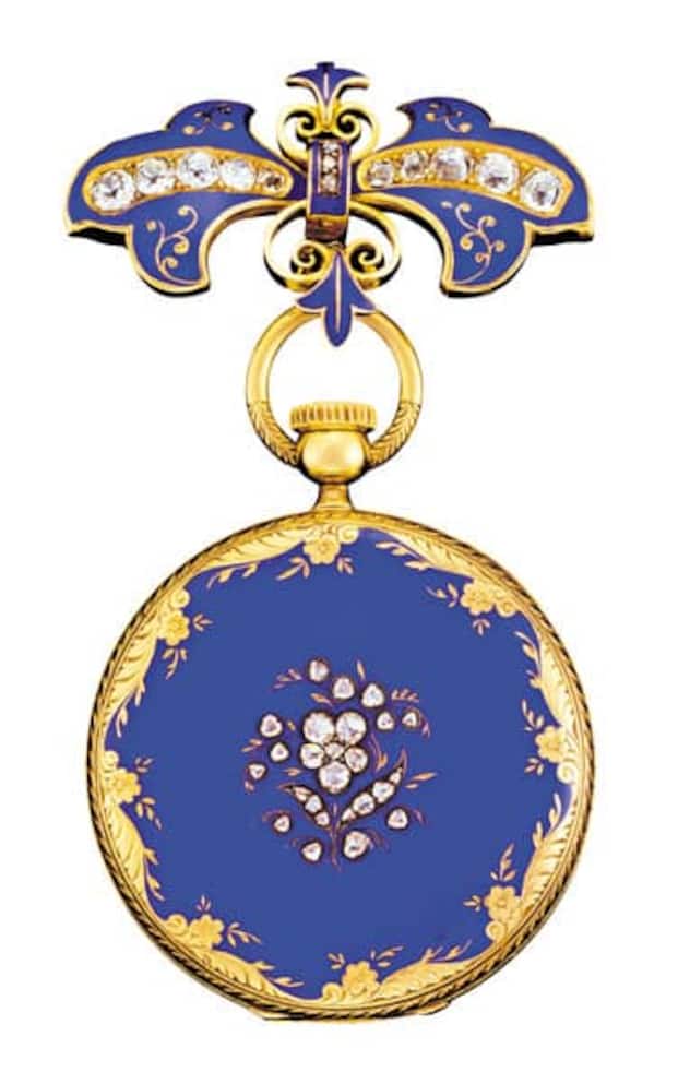 Ref. P0024: Queen Victoria’s Pendant Watch
Im August 1851 stellte Königin Victoria 1851 auf der Weltausstellung im Londoner Hyde Park eine der ersten Anhängeuhren von Patek Philippe ohne separaten Aufzugsschlüssel vor. Die Gelbgolduhr vereinigt verschiedene Patente auf sich. Die Rückseite dominiert ein Rosenstrauss aus Diamanten. Im gleichen Jahr wurde übrigens Patek & Cie. in Patek, Philippe und Cie. umbenannt.