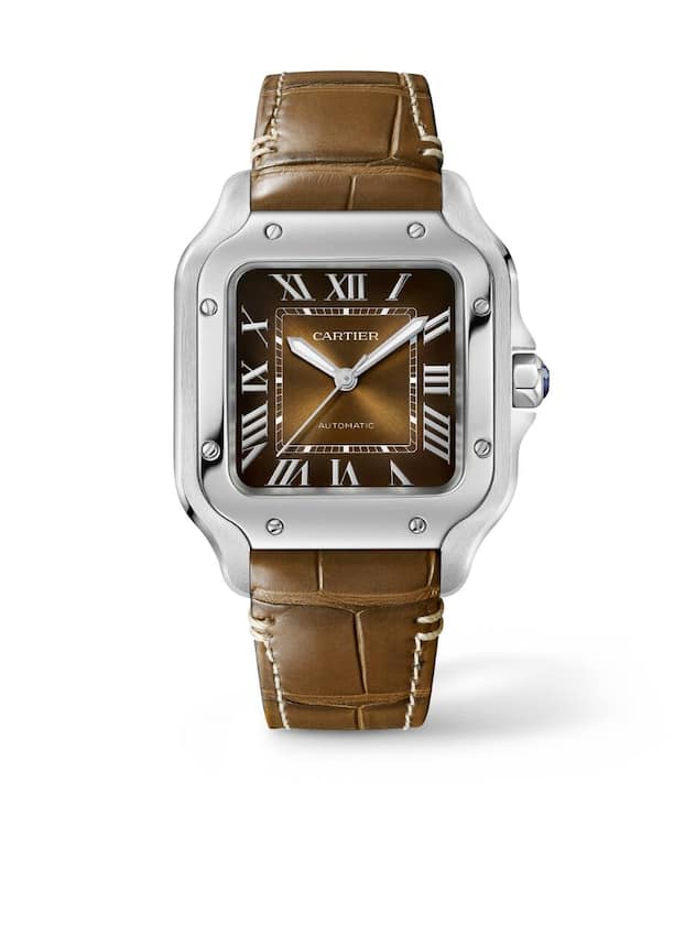 Cartier Santos-Dumont Das dunkelbraune Zifferblatt mit Sonnenschliff gibt dem Klassiker einen erdigen Touch Gelassenheit, insbesondere kombiniert mit einem farblich abgestimmten Leder- anstelle des üblichen Stahlarmbands. 6800 Fr.