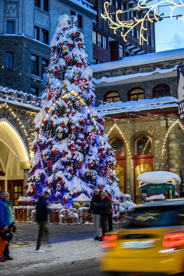 Shopping in Via Serlas in St.Moritz.St.Moritz im Corona Winter-Saison Start Monat Dezember 2020copyright: fotoswiss.com/giancarlo cattaneo