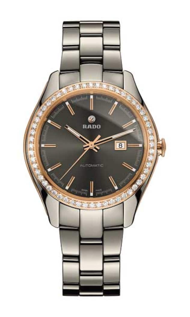 Rado - Multifunktional 
Hyperchrome Plasma Diamonds 
Im Gehäuse steckt viel Wissen über den Umgang mit Keramik und molekularen Verbindungen. Die graue Metallic-Farbe enthält nicht die geringste Spur eines Metalls, die Keramik besticht aber durch ihre Kratzfestigkeit und ihren Glanz. Deshalb brilliert die jüngste Rado sowohl auf dem Joggingpfad wie auf dem roten Teppich.Die Preise dieser Uhren werden an der «Baselworld» bekannt gegeben.