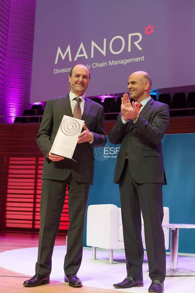 Der Preisträger und der Bundesrat: Rainer Deutschmann, Direktor Supply Chain Management, Manor AG;  Alain Berset
