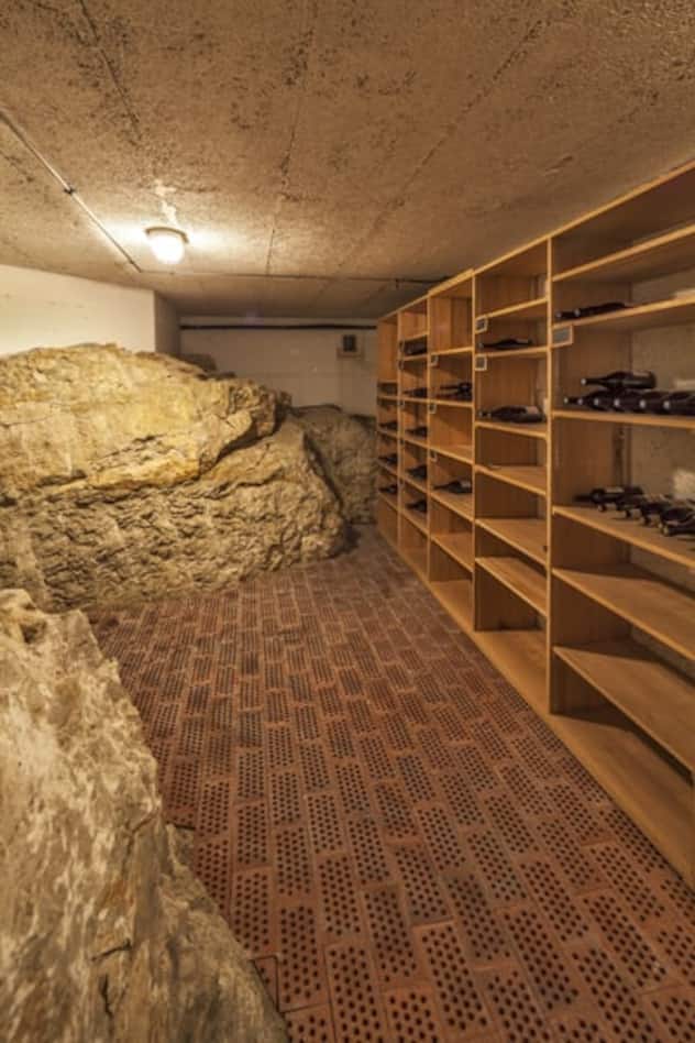 Im Untergeschoss zeigt sich der Name der Liegenschaft. Im Weinkeller finden sich Felsbrocken, welche den Untergrund der Villa Grafenfels stellen. Im Vorraum lädt der Billardtisch zu Spiel und Spass ein. Die Waschküche ermöglicht durch den Bastel- oder Werkraum einen direkten Zugang zum Garten.