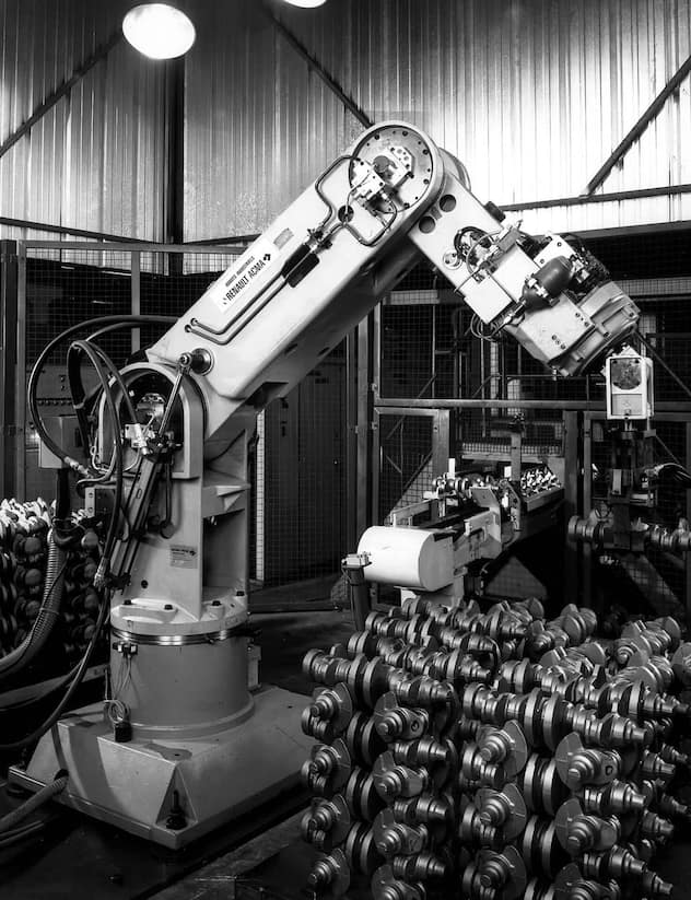 Robotik, 1950 In den 1970er-Jahren verbreitete sich der Industrieroboter besonders in der Automobil- und Elektronikproduktion. Das Bild von «menschenleeren Fabriken» hielt die Wirtschaftswelt in Atem. Es sollte anders kommen: Zwar ging die Zahl an Routine­tätigkeiten zurück, gleichzeitig entstanden aber neue technische Berufe. Einzelne Industrien wurden massiv produktiver, gesamtwirtschaftlich war aber kein «Roboterboom» ersichtlich.