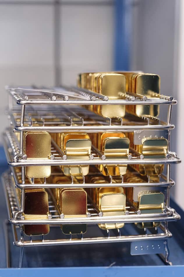 Fein säuberlich auf­gestellt stehen die Ein-Kilo-Barren zum Weitertransport bereit.