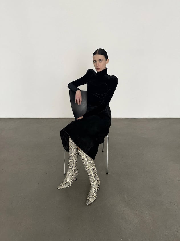 Die neue Herbst/Winter-Kollektion 2025 von Aeyde ist geprägt von Texturen und skulpturaler Präzision.