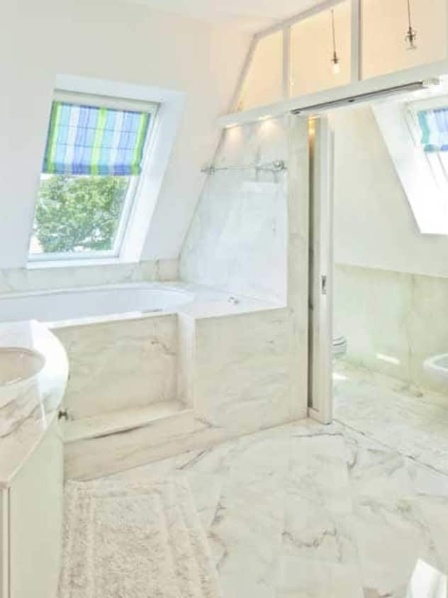 In der ersten Etage befinden sich zwei Zimmer mit Ankleideraum und Bad sowie ein Gästezimmer.