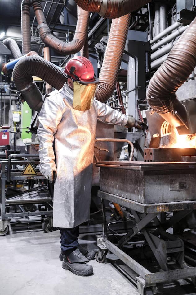 Das Minengold wird bei über tausend Grad geschmolzen.