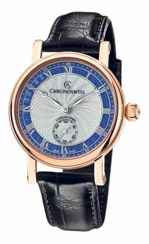 Sirius Artist Handwerkskünste: Neue Farben und Dekore sorgen für Abwechslung. Chronoswiss überrascht in seiner Klassiklinie Sirius mit einem zweifarbigen Zifferblatt. Innen ist dieses weiss, aussen in leuchtendem royalblau gehalten. Durch die transparente Emaille kommen die Guilloche-Details des Zifferblattes sehr schön zur Geltung. Das Besondere am Cadran: Dieses wurde nicht separat sondern als Ganzes gebrannt, was sehr viel handwerkliches Können verlangt.
Preis: 28'200 Franken