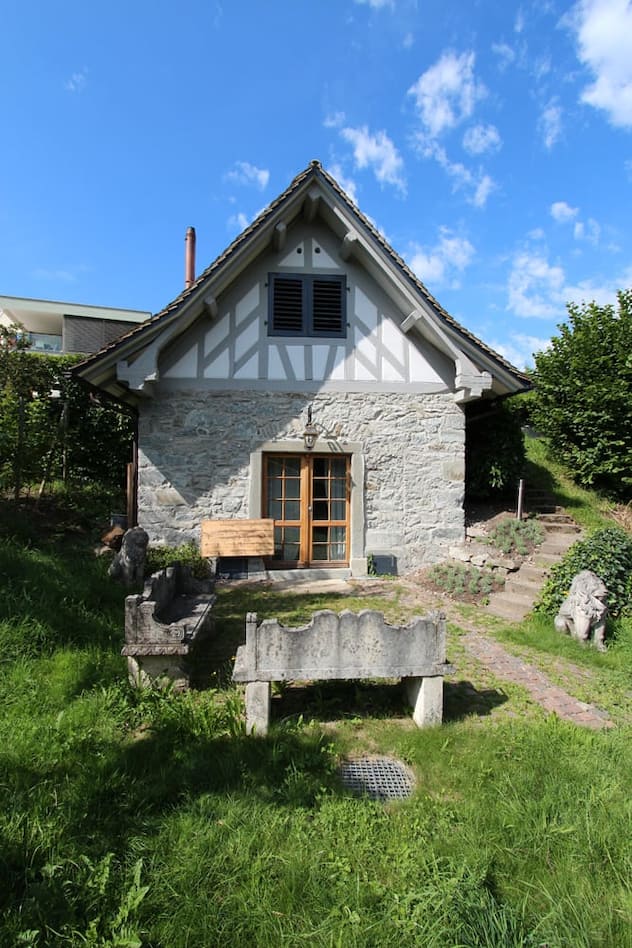 Im «Chäshüüsli» mit einem eigenen kleinen Sitzplatz wohnen die Gäste. Im Innern...