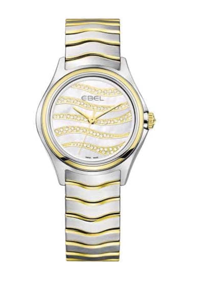 Ebel - Zeitlos 
Wave Lady 
Von jeher haben starke und berühmte Frauen die Vorzüge von Diamanten gepriesen, denn «Diamonds are a girl’s best friend». In der neusten Damenuhr-Kreation von Ebel sind im schimmernd weissen Perlmutt-Zifferblatt Diamanten eingelassen, die sich zu einem Wellendesign formen, inspiriert vom legendären Armband dieser Kollektion mit seinen wellenförmigen Gliedern.
