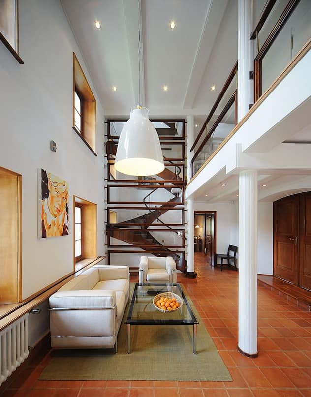 Beim erneuten Umbau im Jahre 2006 achtete der Bauherr darauf, dass die bereits vorhandenen Elemente unter maximalem Erhalt der historischen Substanz behutsam herausgehoben wurden.