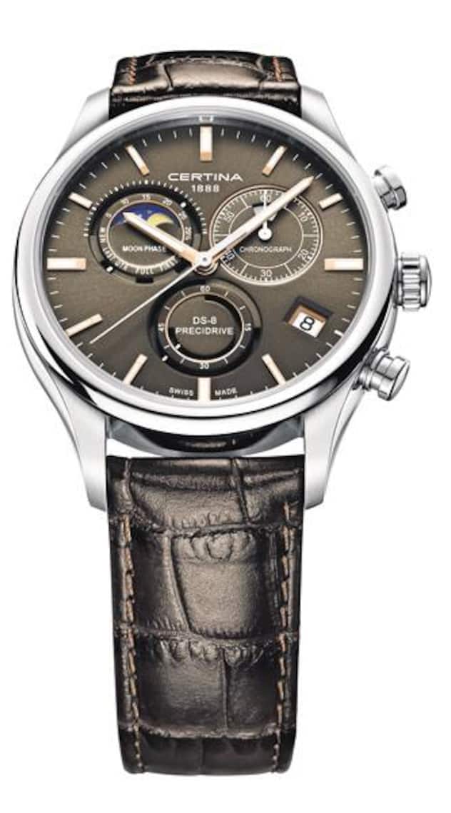 Certina - Mondfahrer: DS-8 Chronograph Mondphase
Sie zeigt die Dauer des durchschnittlichen Zyklus sowie die Mondviertel auf dem Zifferblatt bei 10 Uhr an und ergänzt so die regulären Zeitangaben von Stunde, Minute, Kleiner Sekunde und Datum. Die Chronographenfunktionen, zu denen 12-Stunden-, 60-Minuten- und 60-Sekunden-Zeitnahme gehören, sind mit Sorgfalt neu gestaltet.
Preis: 765 Franken (Lederarmband)
