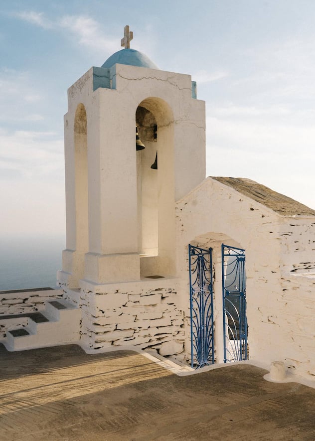 Die Agios-Simeon‑Kapelle aus dem frühen 20. Jahrhundert liegt auf einem Hügel im Südosten von Sifnos.