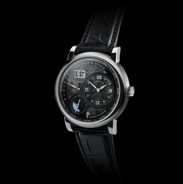 Die Lange 1 ist der wohl schönste Ausdruck dessen, was die deutsche Uhrenmarke A. Lange & Söhne ausmacht. Die neue Lange 1 Tourbillon Ewiger Kalender Lumen gibt traditioneller Uhrmacherkunst eine moderne Gestalt. Ihr halb transparentes Zifferblatt gewährt seltene Einblicke in den ­Kalendermechanismus und macht Uhrmacherei auch im Dunkeln sichtbar. 500'000 Franken.