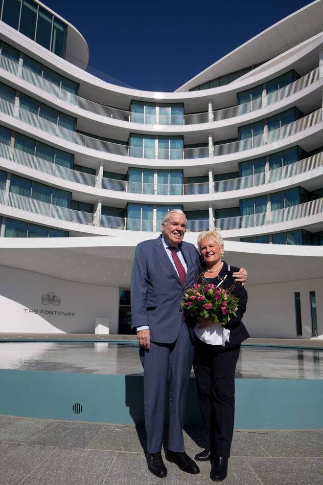 19 March 2018, Germany, Hamburg: Logistics billionaire and Hamburger SV investor Klaus Michael Kuehne and his wife Christine stand outside 'The Fontenay'. Kuehne gave a press conference to speak about the opening of the new hotel. Photo: Christian Charisius/dpa | Verwendung weltweit (KEYSTONE/DPA/Christian Charisius)